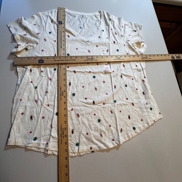 Old Navy V-Neck Tee XXL Cream Peace Heart All Over Print - Picture 2 of 6